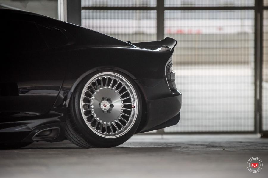 Детали экстерьера Dodge Viper SRT on Vossen Wheels (ML-R1) 2019 года  (фото 7 из 24)
